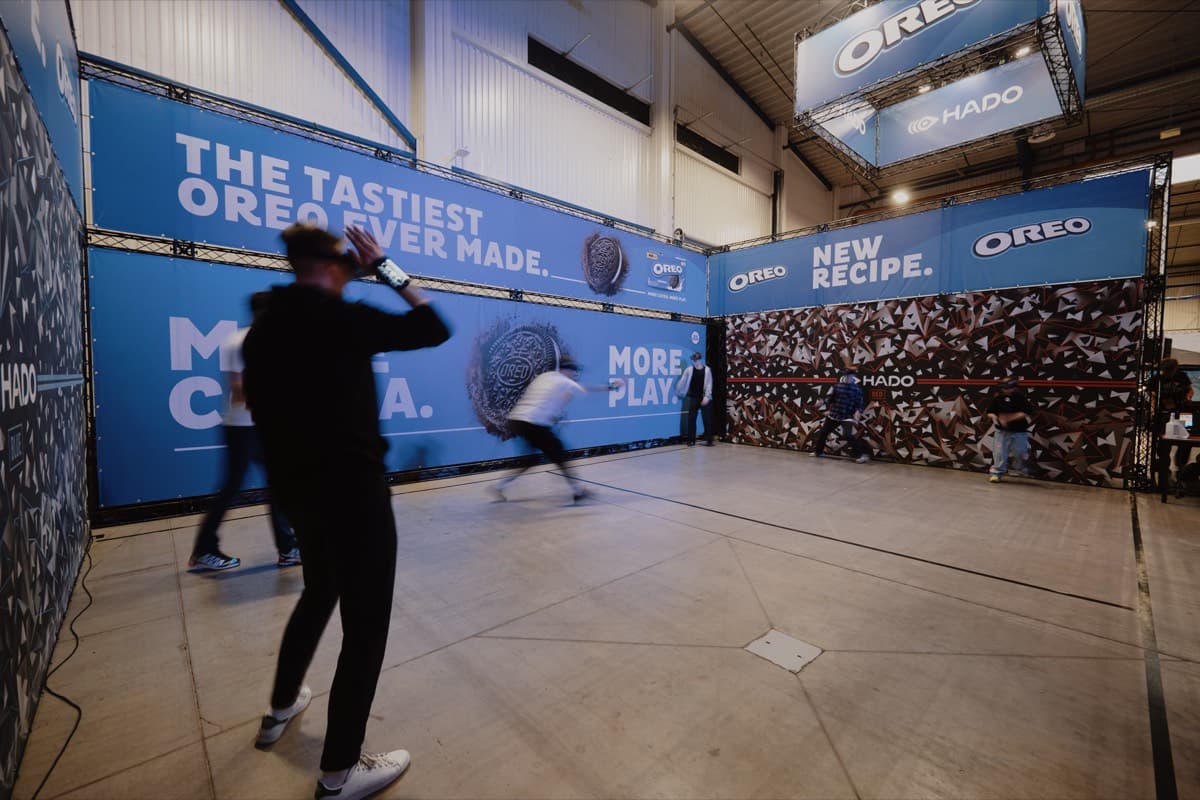 Izstādes apmeklētāji pie liela mēroga ekspozīcijas