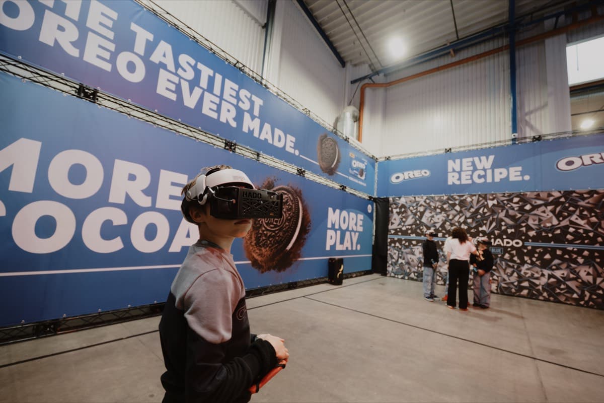 Izstāžu zāles panorāma ar modulārajām konstrukcijām