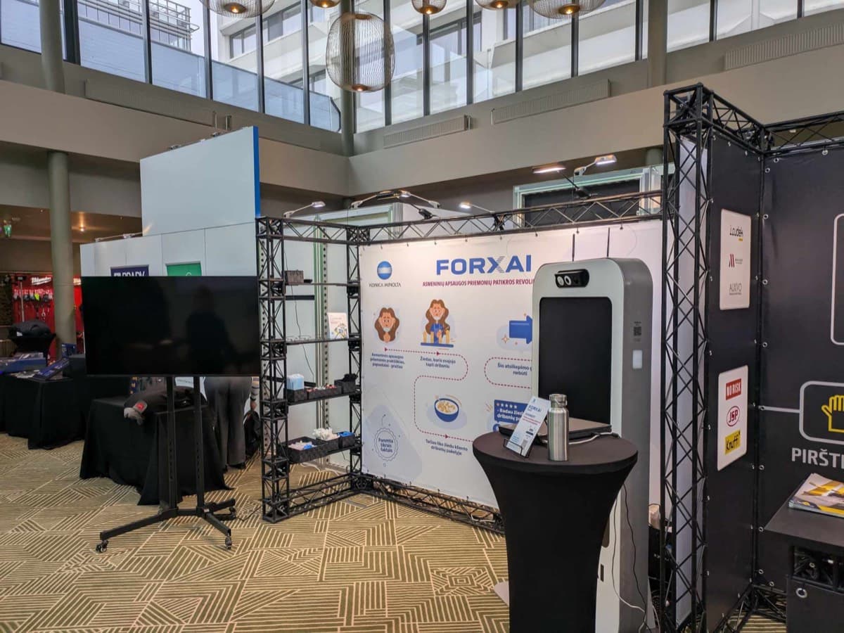 Forxai 2x3m izstāžu stends ar produktu plauktiem