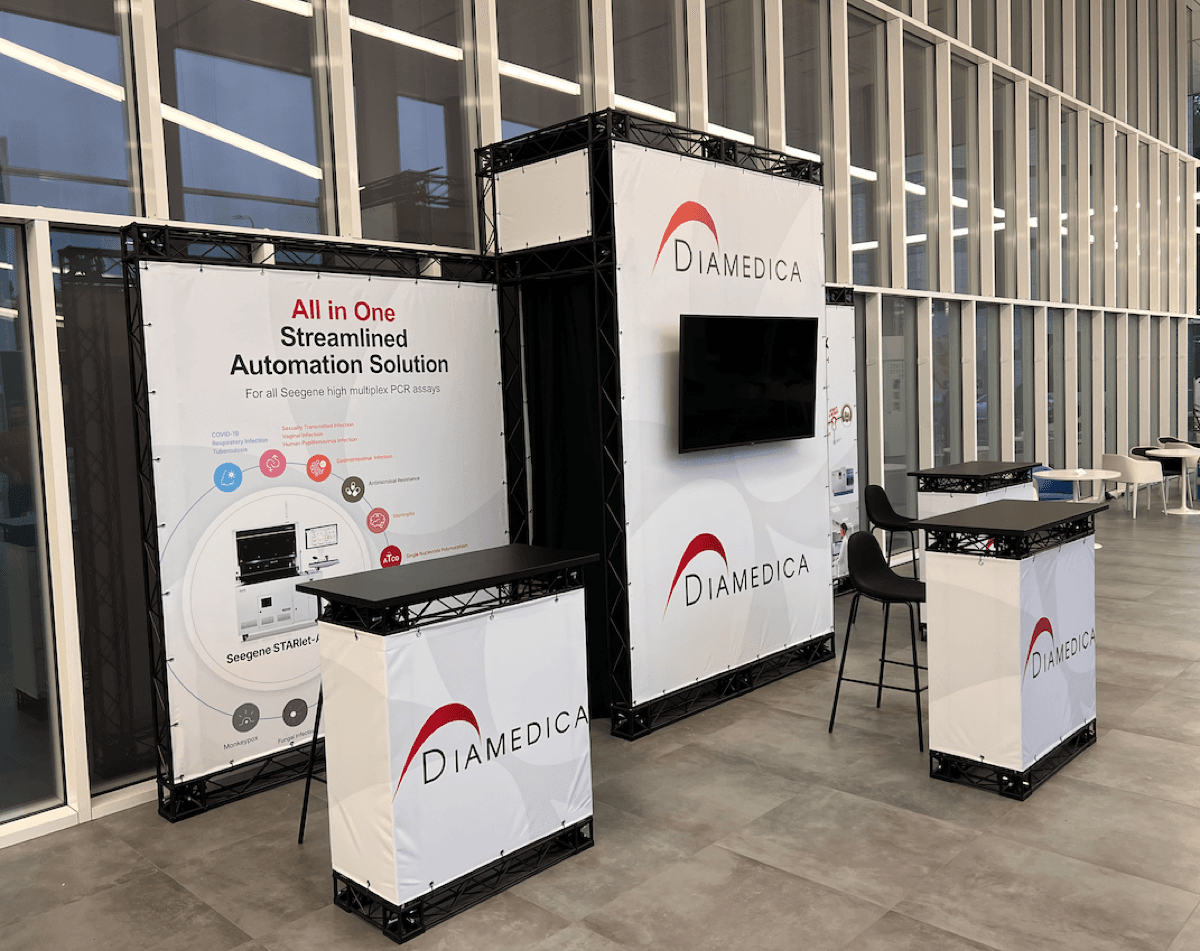 Trīsdaļīgs stends ar TV ekrānu